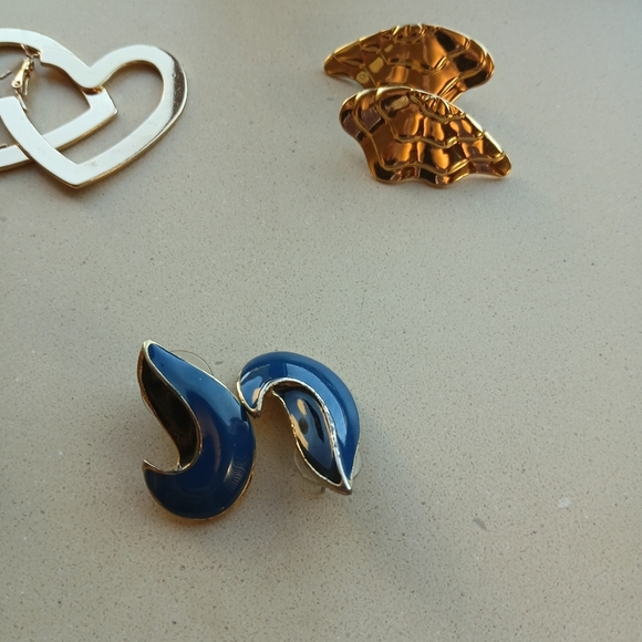 Earrings. 11 Pair Are Pierced And 1 Pair Is Clip On. - Picture 8 of 16